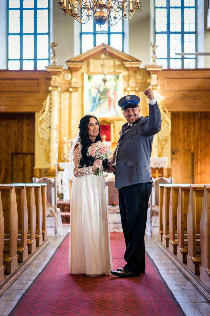 Slub koscielny w starym drewnianym kosciele boleslawiec dolnoslaskie3